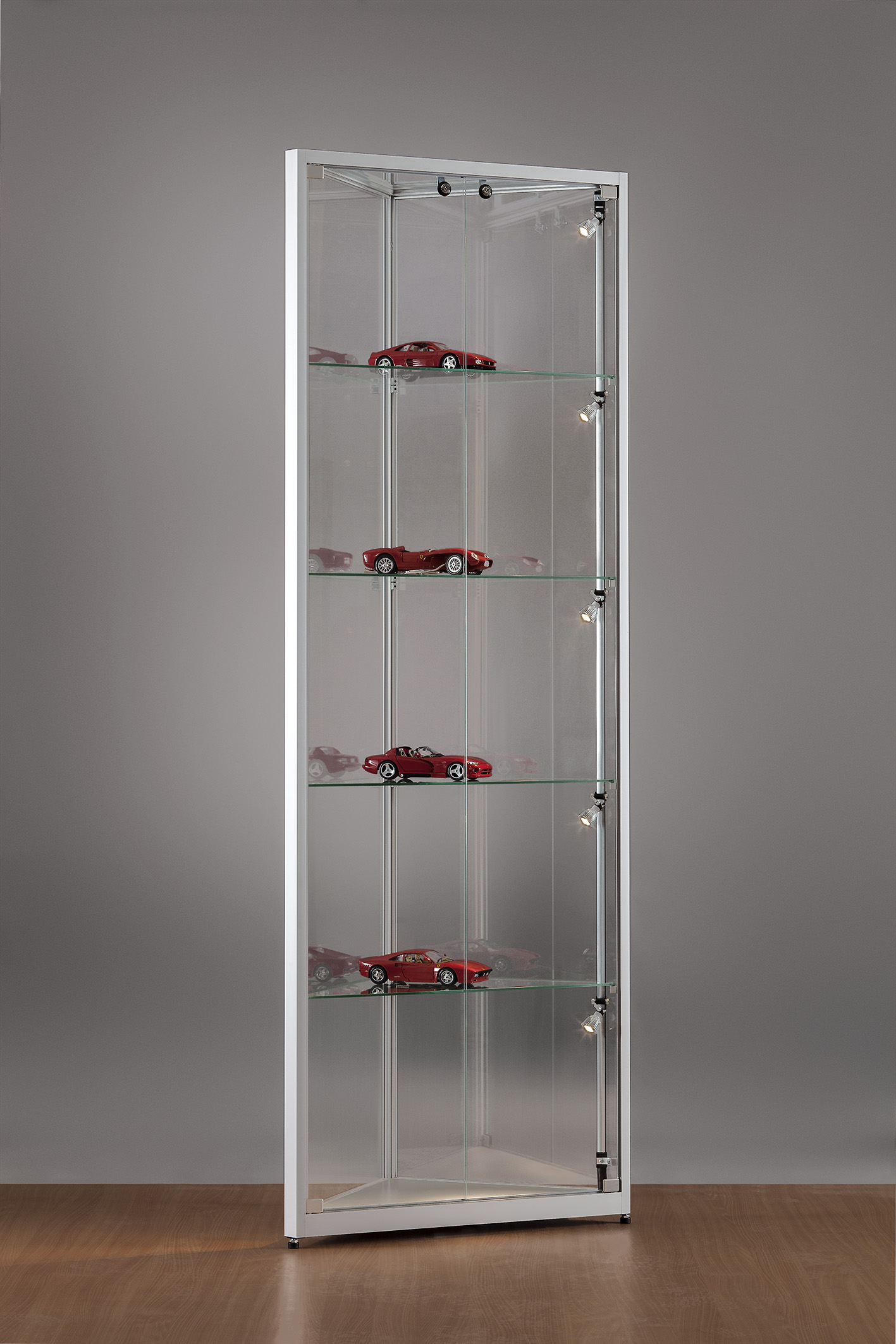 Bodenvitrine 24 3eckig beleuchtet Seite